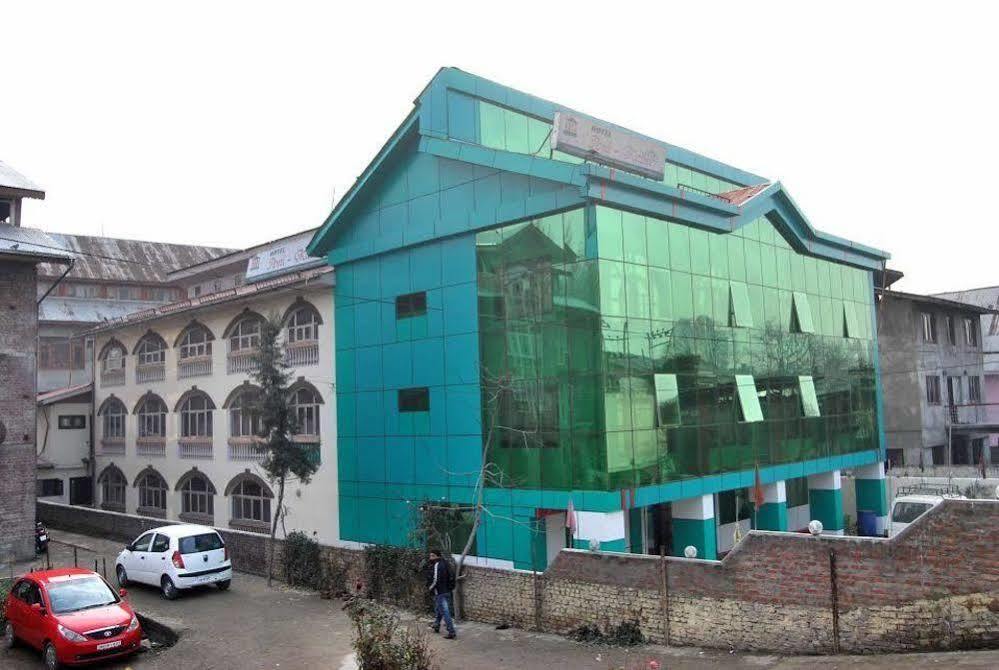 Hotel Ibni Kabeer Srinagar  Bagian luar foto