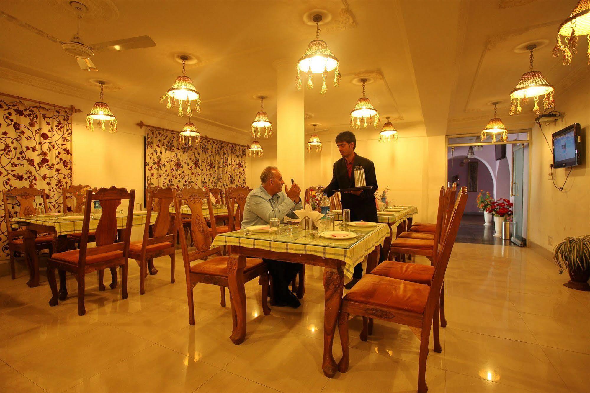 Hotel Ibni Kabeer Srinagar  Bagian luar foto