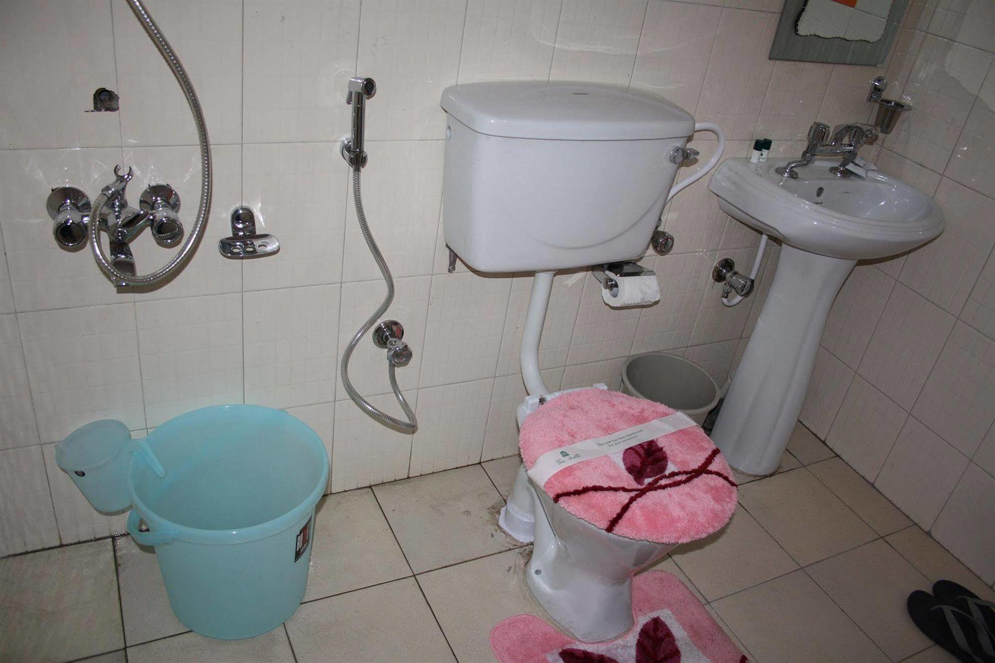 Hotel Ibni Kabeer Srinagar  Bagian luar foto