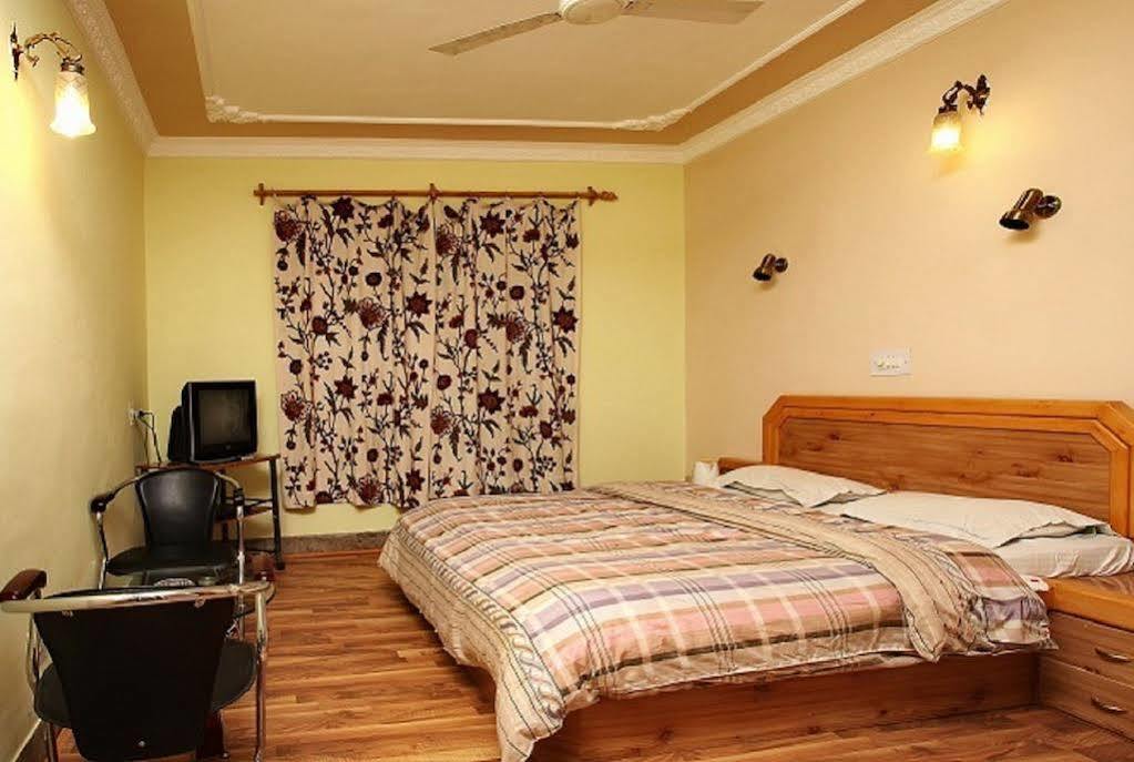 Hotel Ibni Kabeer Srinagar  Bagian luar foto