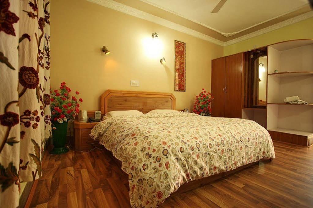Hotel Ibni Kabeer Srinagar  Bagian luar foto