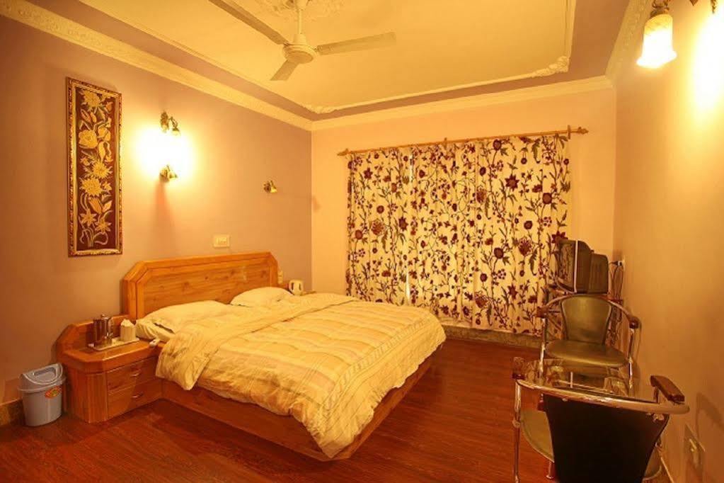 Hotel Ibni Kabeer Srinagar  Bagian luar foto