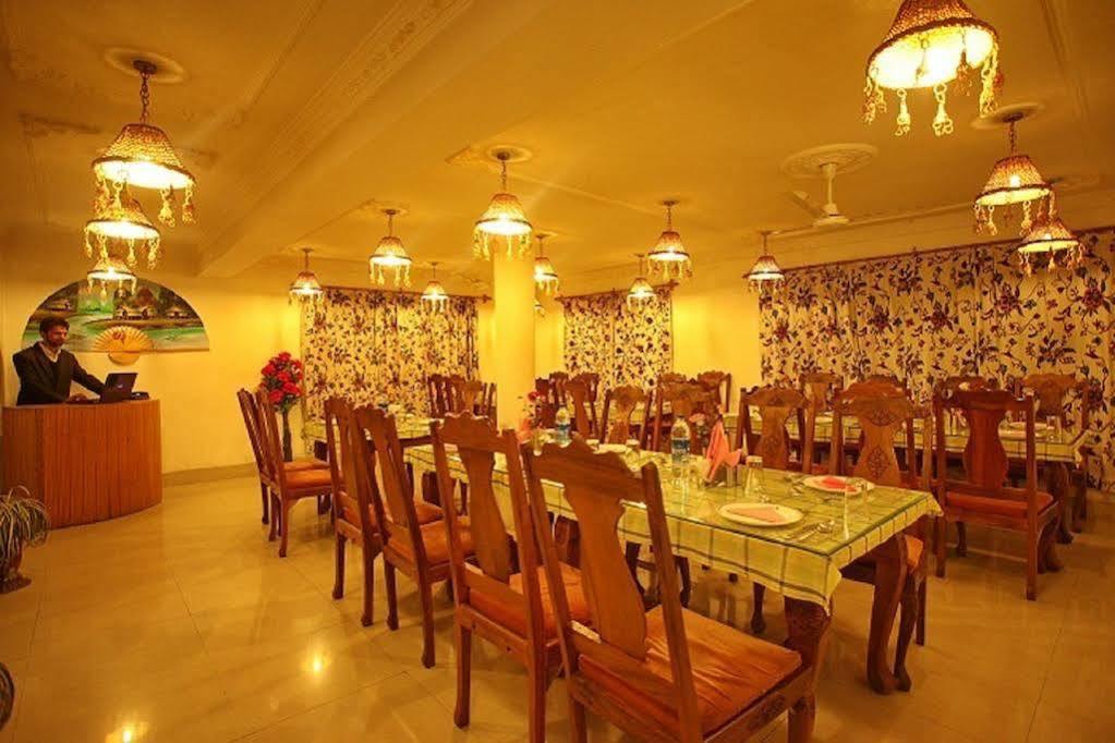 Hotel Ibni Kabeer Srinagar  Bagian luar foto