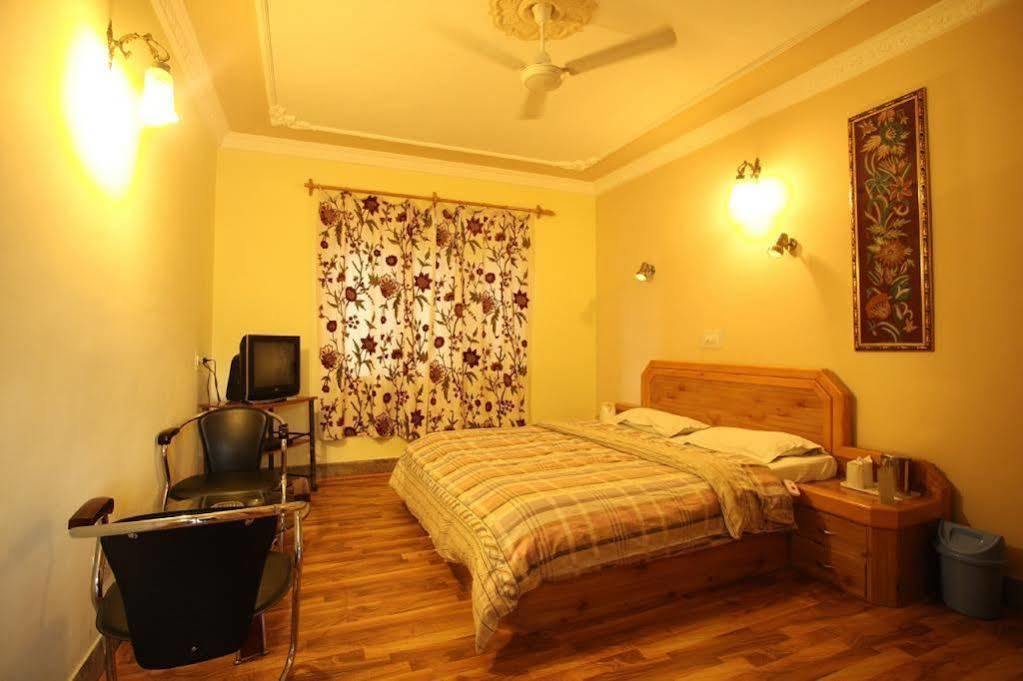 Hotel Ibni Kabeer Srinagar  Bagian luar foto
